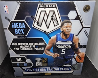 Puede incluir: Una caja de cartas de intercambio NBA Mosaic 2023-24 con un jugador de baloncesto que lleva una camiseta azul y blanca con el número 5. La caja está etiquetada como "Mega Box" y presenta un mosaico fluorescente rosa reactivo.