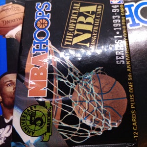 NBA Crossbody Skybox 1993-94 Serie 1 Basketball Karten Fabrik versiegelt - 1 Packung mit 13 Karten - 1 Goldfolienkarte pro Packung