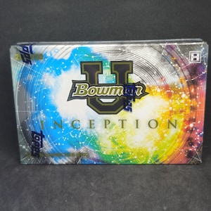 Caja de aficiones Topps 2022-23 de la Universidad Bowman - Multideporte - Sellada de fábrica - 2 autógrafos - Tarjetas de novato de Wembanyama y Clark