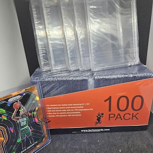 100 cajas de plástico duro premium de 3x4 con tapa superior y 5 fundas magnéticas gruesas + 100 cubiertas de plástico blando + 5 fundas magnéticas + 1 tarjeta de novato - NUEVAS y selladas de fábrica