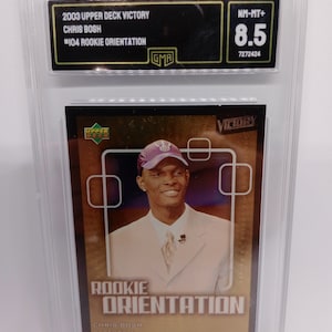 Pu&ograve; includere: Una carta da collezione sportiva valutata che presenta Chris Bosh, un giocatore di basket, in un abito bianco. La carta &egrave; della serie Upper Deck Victory del 2003 ed &egrave; numerata #104. La carta &egrave; valutata NM-MT+ 8,5 da GMA.