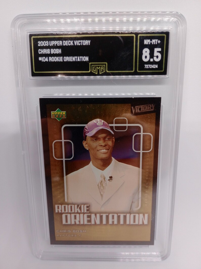Pu&ograve; includere: Una carta da collezione sportiva valutata che presenta Chris Bosh, un giocatore di basket, in un abito bianco. La carta &egrave; della serie Upper Deck Victory del 2003 ed &egrave; numerata #104. La carta &egrave; valutata NM-MT+ 8,5 da GMA.
