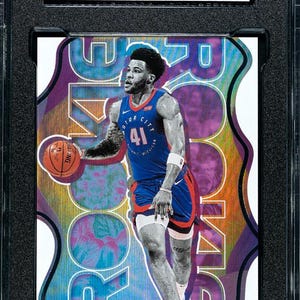 Cartão NBA Saddiq Bey 2020-21 Panini Recon #19 Rookie Recon SGC 8 Mint Graded