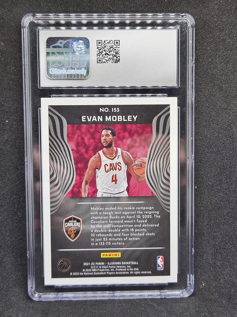 Puede incluir: Tarjeta de baloncesto de Evan Mobley con la camiseta de los Cavaliers de Cleveland, en un soporte protector. La tarjeta detalla las estad&iacute;sticas de la temporada de novato de Mobley, incluyendo un doble-doble.