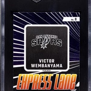 Puede incluir: Una tarjeta de baloncesto 2023-24 Panini Donruss Optic de Victor Wembanyama, con el logotipo de los San Antonio Spurs y el texto Express Lane. La tarjeta est&aacute; encapsulada en una funda protectora negra SGC con el n&uacute;mero 8 en la esquina.