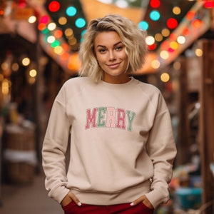 Sudadera navideña con letras universitarias; Feliz y lindo suéter navideño; Feliz sudadera; Holiday Cute xmas Sudadera suéter navideño de gran tamaño
