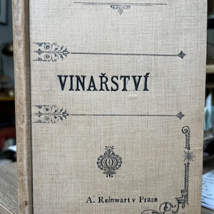 Puede incluir: Una cubierta de libro vintage con el título "VINARSTVI" en letras negras. El autor aparece como "Jos. Simacek" y el editor como "A. Reinwart v Praze". El precio aparece como "2 K 40 h."
