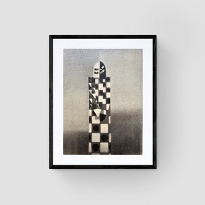 Puede incluir: Obra de arte abstracta en blanco y negro en un marco negro. La obra presenta una figura geométrica alta con un patrón de cuadros, círculos y triángulos. La parte superior tiene un diseño similar a una cara. El fondo es un degradado de gris.