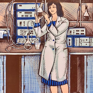 Może przedstawiać: Kobieta w białym fartuchu laboratoryjnym pracuje w laboratorium. Trzyma szklaną kolbę z ciemnym płynem w środku. Za nią na półkach znajdują się inne kolby i sprzęt.