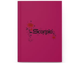 Könnte beinhalten: Ein rosa Notizbuch mit dem Wort "Scorpio" in schwarzer Schrift mit einem roten Blumen- und Sternendesign.