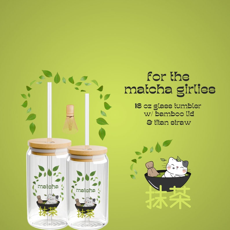 Puede incluir: Dos vasos de vidrio de 470 ml con tapas de bamb&uacute; y una pajita reutilizable. Los vasos tienen un dise&ntilde;o verde y blanco con la palabra "matcha" y un gato de dibujos animados. El texto "for the matcha girlies" est&aacute; en la parte superior de la imagen.