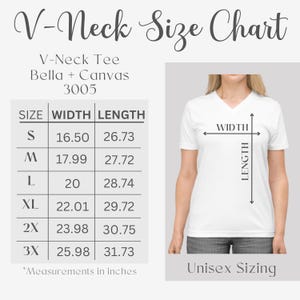 Puede incluir: Camiseta blanca con cuello en V con una tabla de tallas. La tabla muestra las medidas en pulgadas para las tallas S a 3XL. El texto dice "V-Neck Size Chart" y "Unisex Sizing".