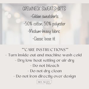 Puede incluir: Texto sobre un fondo blanco con una imagen borrosa de luces en el fondo. El texto dice "CREWNECK SWEATSHIRTS - Gildan sweatshirts - 50% algod&oacute;n, 50% poli&eacute;ster - Tela de peso medio - Ajuste cl&aacute;sico holgado **INSTRUCCIONES DE CUIDADO** - Dar la vuelta y lavar a m&aacute;quina con agua fr&iacute;a - Secar a baja temperatura o al aire libre - No usar lej&iacute;a - No lavar en seco - No planchar directamente sobre el dise&ntilde;o BEE ALLEY DESIGN"