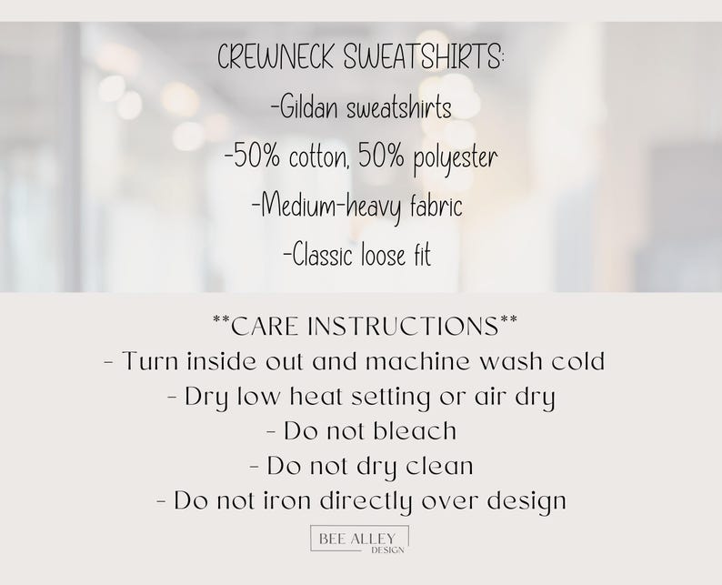 Puede incluir: Texto sobre un fondo blanco con una imagen borrosa de luces en el fondo. El texto dice "CREWNECK SWEATSHIRTS - Gildan sweatshirts - 50% algod&oacute;n, 50% poli&eacute;ster - Tela de peso medio - Ajuste cl&aacute;sico holgado **INSTRUCCIONES DE CUIDADO** - Dar la vuelta y lavar a m&aacute;quina con agua fr&iacute;a - Secar a baja temperatura o al aire libre - No usar lej&iacute;a - No lavar en seco - No planchar directamente sobre el dise&ntilde;o BEE ALLEY DESIGN"