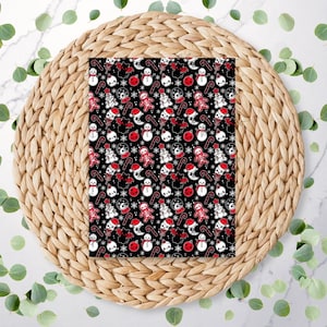 Peut inclure: Un motif de Noël noir et rouge avec des bonhommes de neige, des bonhommes en pain d'épices, des cannes en sucre et des flocons de neige. Le motif est répété sur la surface, créant une esthétique festive et sur le thème des fêtes. Le motif est affiché sur un dessous de plat rond et tissé.