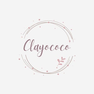 Może przedstawiać: Projekt logo z napisem "Clayococo" w kursywie, otoczony ręcznie rysowanym wieńcem. Projekt wykorzystuje miękkie kolory r&oacute;żu i szarobrązu, z małymi kropkami i gałązką liści.