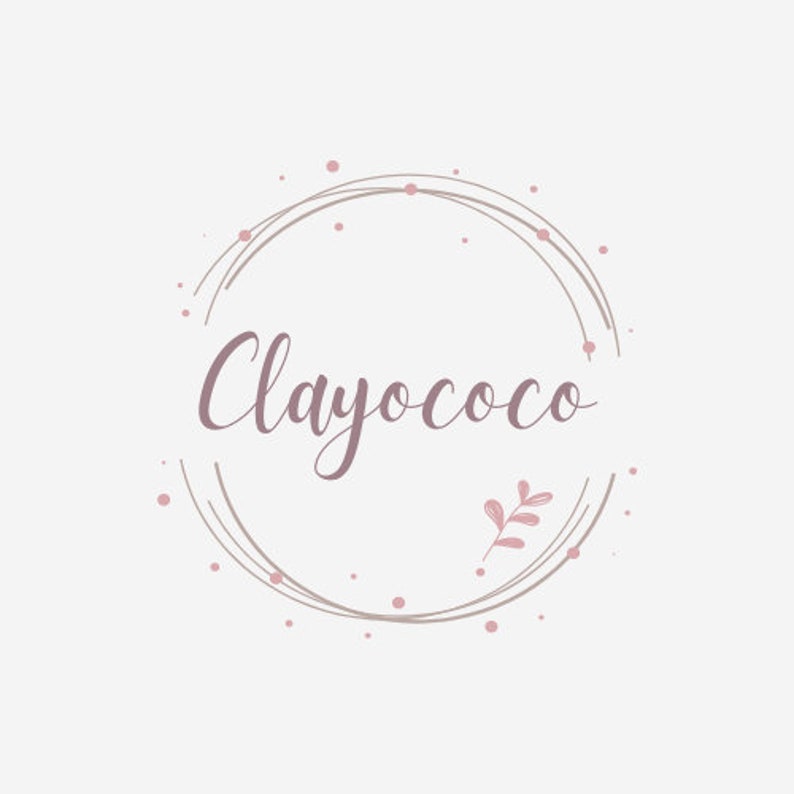 Może przedstawiać: Projekt logo z napisem "Clayococo" w kursywie, otoczony ręcznie rysowanym wieńcem. Projekt wykorzystuje miękkie kolory r&oacute;żu i szarobrązu, z małymi kropkami i gałązką liści.