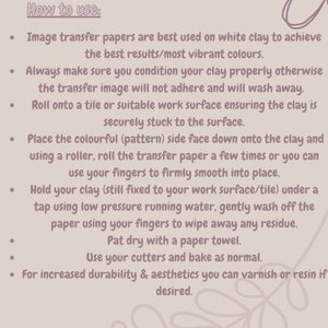 Może przedstawiać: Instrukcja obsługi papieru do transferu obrazu na jasnobrązowym tle. Tekst wyjaśnia, jak używać papieru do projekt&oacute;w z gliny, w tym walcowania, mycia i pieczenia. Obecne są dekoracyjne elementy kwiatowe.