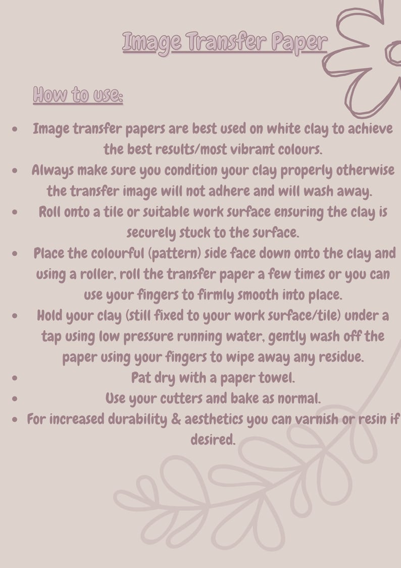 Może przedstawiać: Instrukcja obsługi papieru do transferu obrazu na jasnobrązowym tle. Tekst wyjaśnia, jak używać papieru do projekt&oacute;w z gliny, w tym walcowania, mycia i pieczenia. Obecne są dekoracyjne elementy kwiatowe.