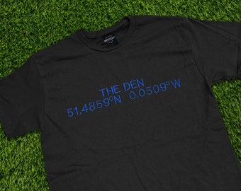 The Den T-Shirt- Millwall FC - Calcio - Regalo di calcio - Millwall - Maglietta da calcio - Regali stadio - Coordinate stadio