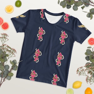 Delta Psi Rho All-Over Print T-Shirt - “Gekrönte Regal Frau” Shirt | Griechisches Leben Soror Apparel | Schwesternschaft Streetwear Tee