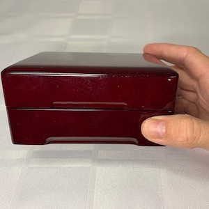 Boîte à bijoux || millésime || Boîte à bijoux rouge cerise || Finition brillante || Chambre || Décoration intérieure || années 1990