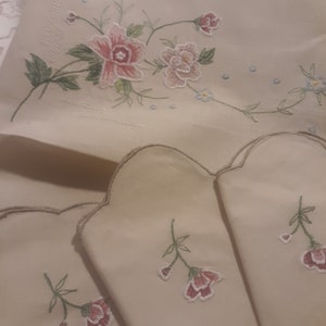 Duas toalhas de mesa quadradas MCM com guardanapos combinando!! LINDO!