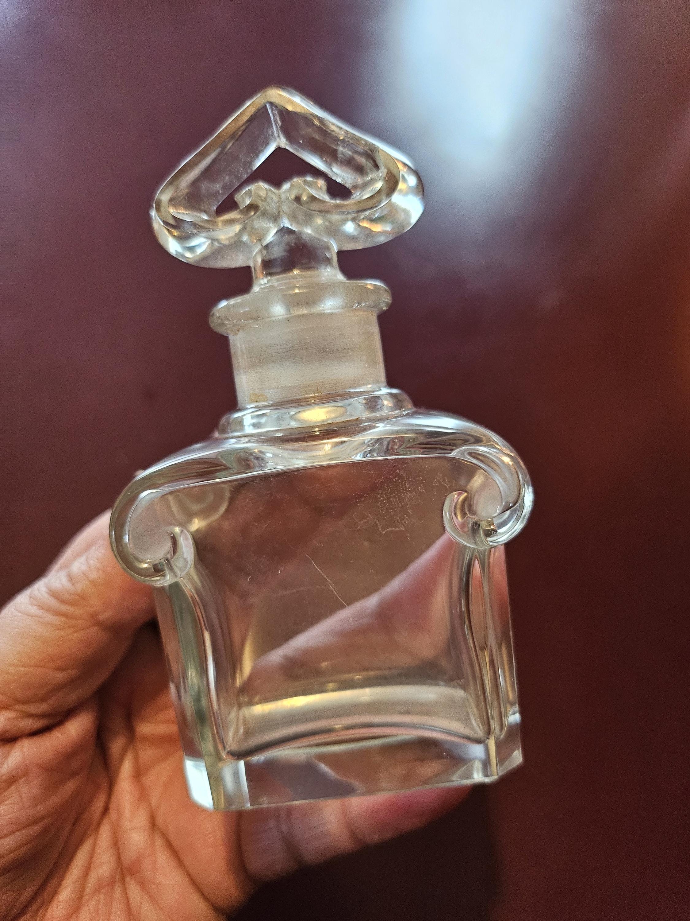 バカラのヴィンテージクリスタル香水瓶収集価値があり、美しい形