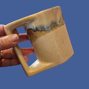 Taza de cerámica para hombre, ideal para afeitarse o como taza de afeitar. Magníficos colores y diseño. Firmada.