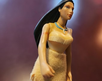 Mała Vintage Pocahontas...ma tatuaż, elegancki top i naszyjnik i jest gotowa do wyjścia! Lalka o ładnym rozmiarze.