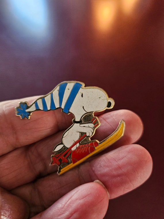 So 70s Pins...72 Skiing Snoopy and Praying Little… - image 6