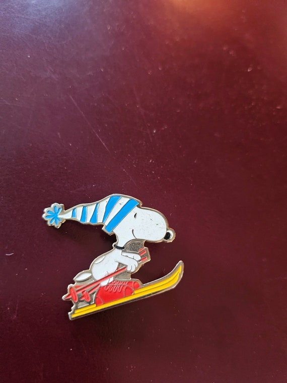 So 70s Pins...72 Skiing Snoopy and Praying Little… - image 4