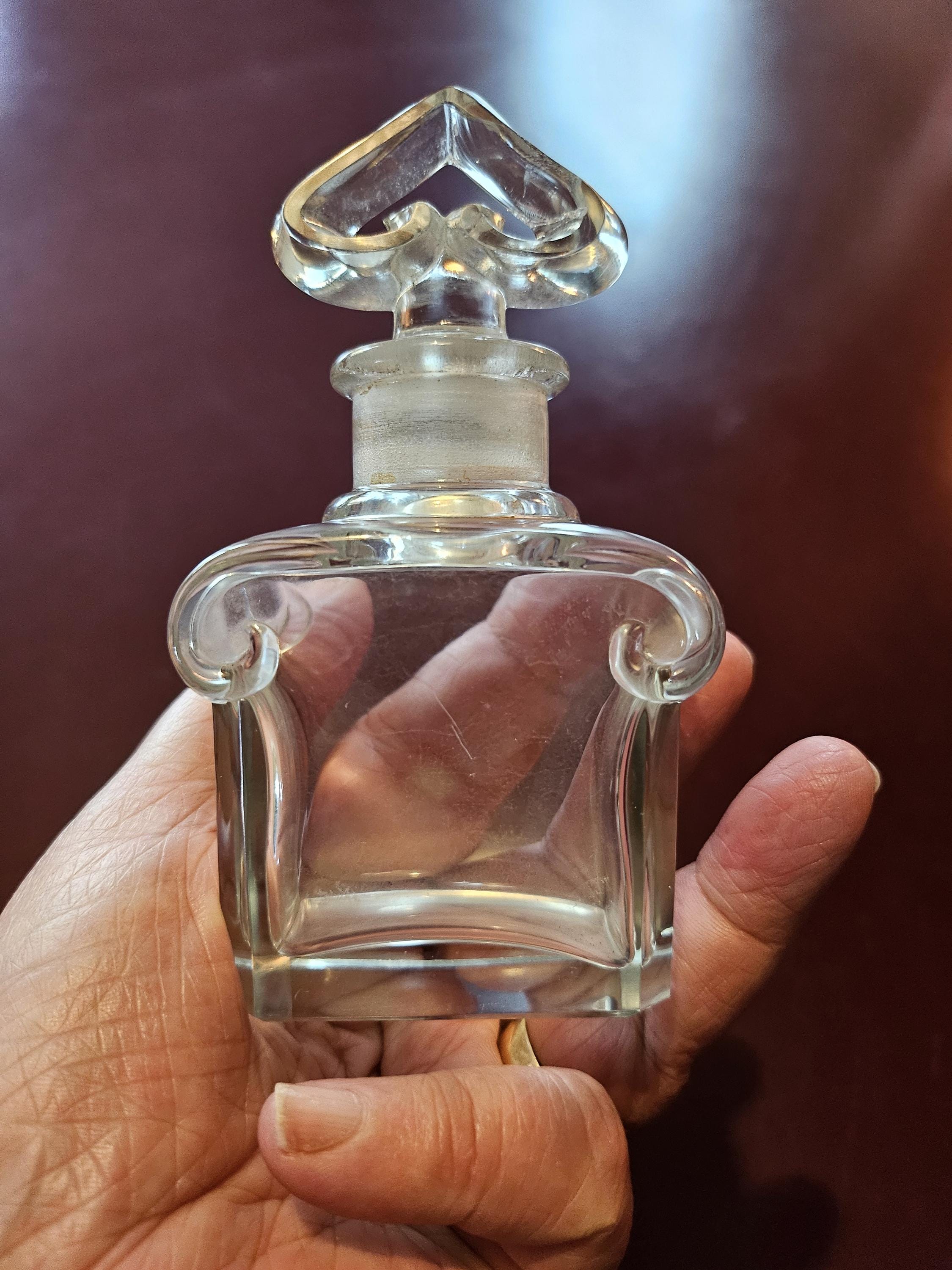 バカラのヴィンテージクリスタル香水瓶収集価値があり、美しい形