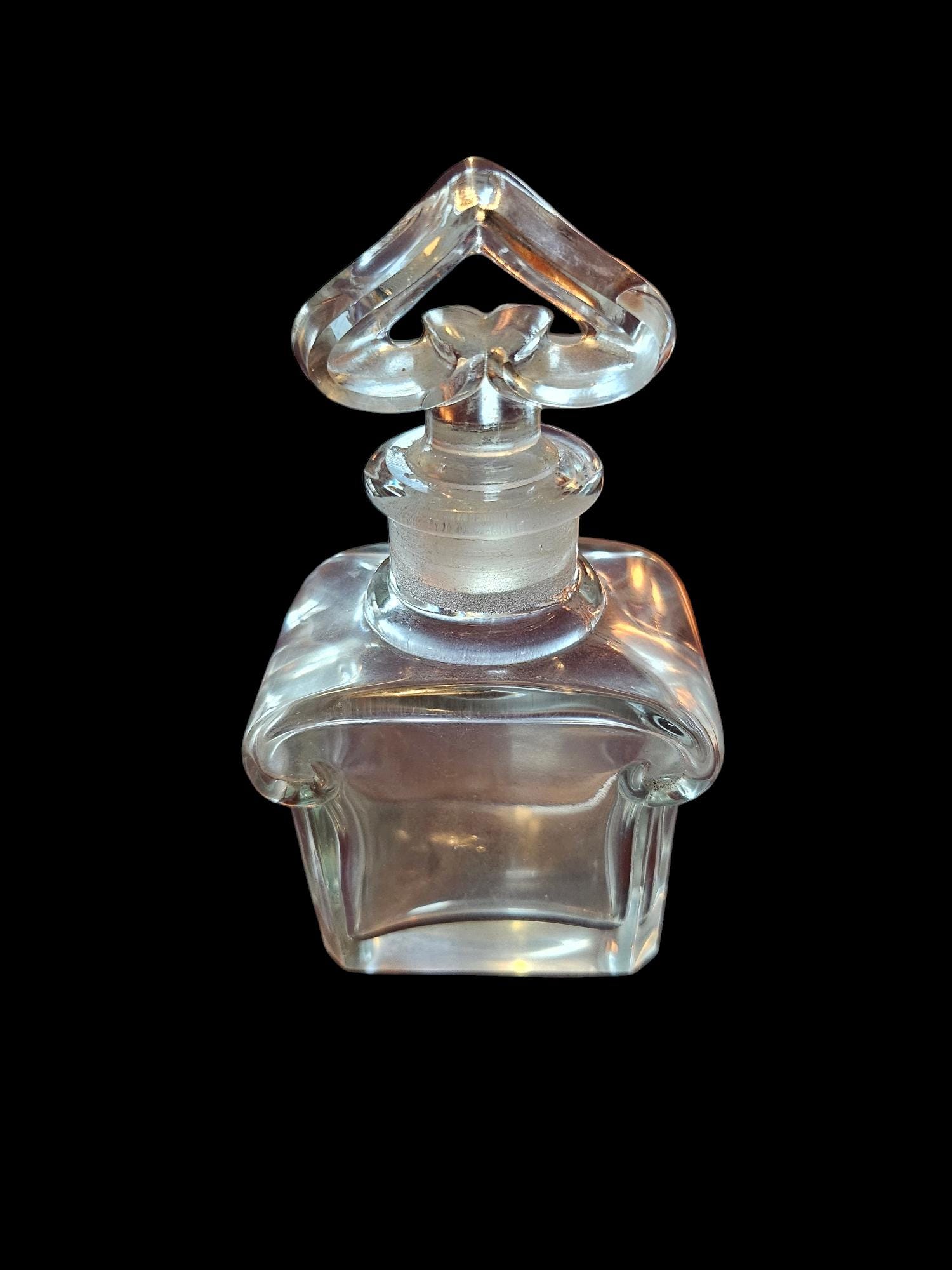 バカラのヴィンテージクリスタル香水瓶収集価値があり、美しい形