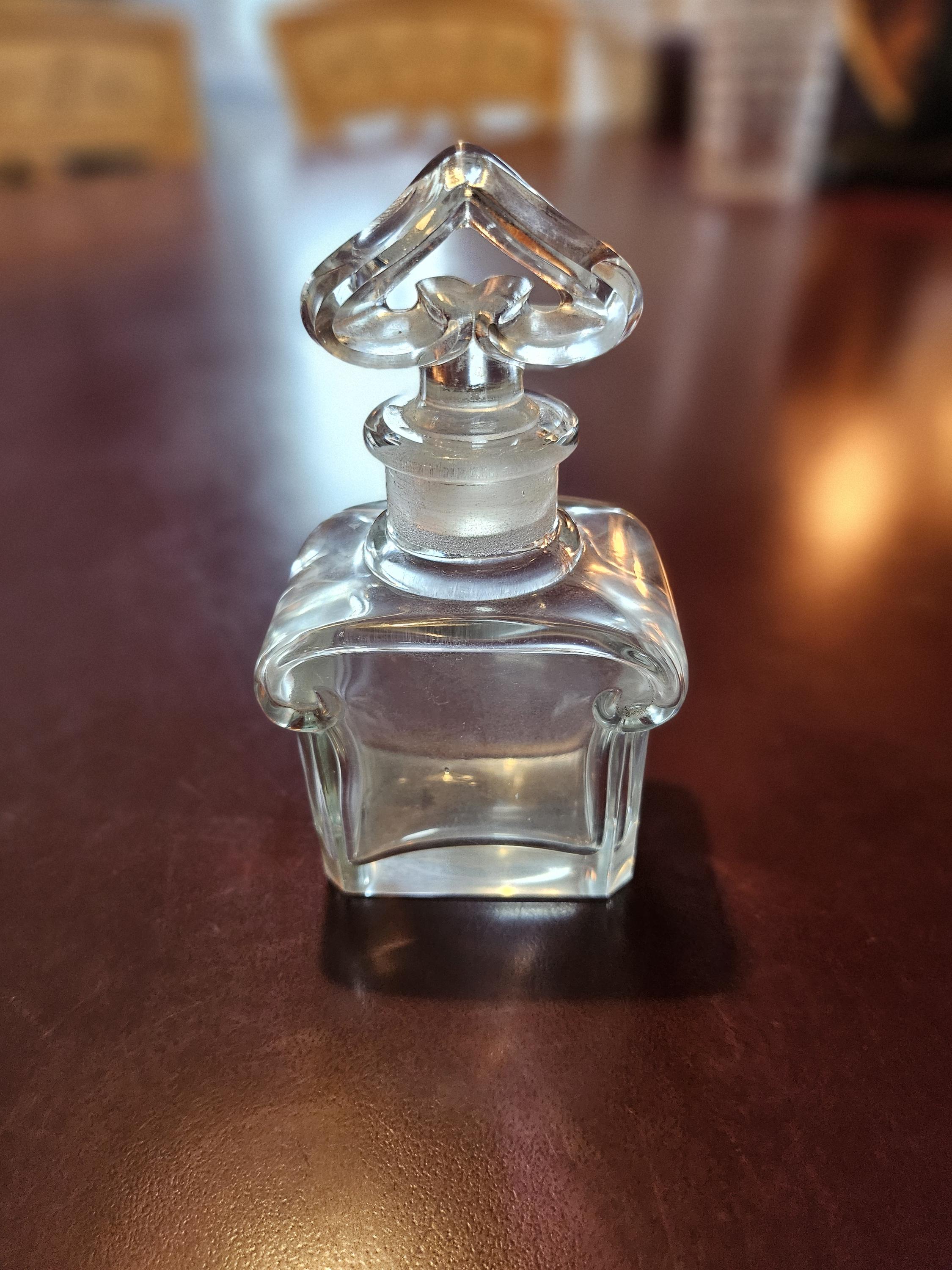 バカラのヴィンテージクリスタル香水瓶収集価値があり、美しい形