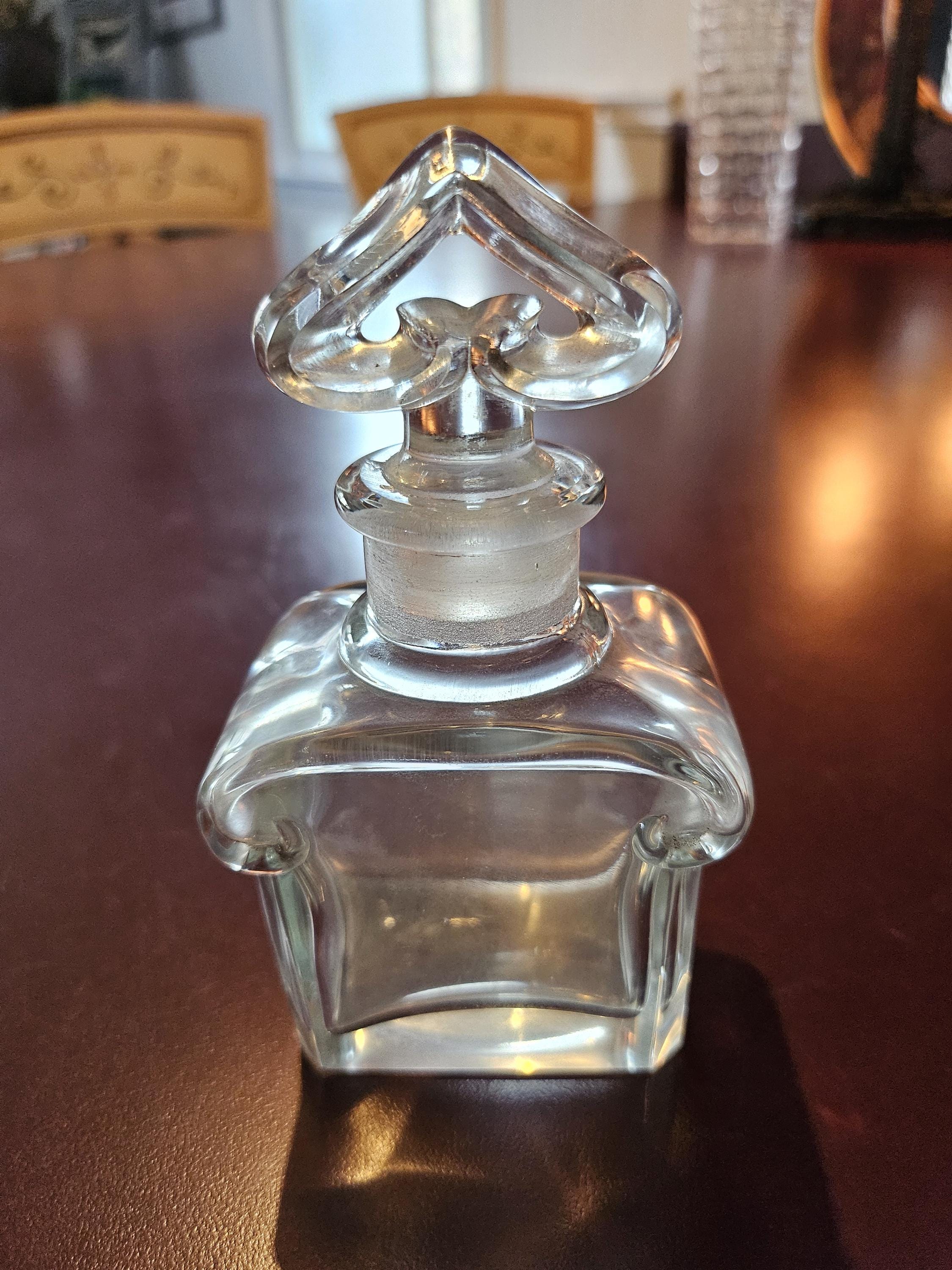 バカラのヴィンテージクリスタル香水瓶収集価値があり、美しい形