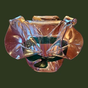 80er Jahre Lucite Ruffle Bowl mit grüner Schleife ;)