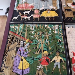 Pode incluir: Painel de tecido preto com ilustrações coloridas. Uma seção retrata uma sala com móveis e cães brancos. Outra mostra uma cena de floresta com uma bruxa, crianças e árvores. O painel tem uma borda branca e uma moldura roxa escura.