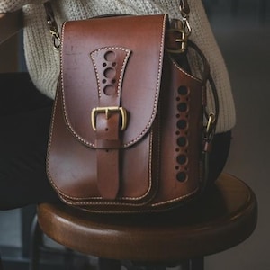 Schnittmuster für eine Schultertasche aus Leder mit Flaschenhalter (PDF-Download, A4-Format)