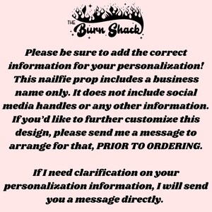 Pode incluir: Texto sobre um fundo rosa que l&ecirc; "THE Burn Shack" em uma fonte estilizada com chamas acima do texto. O texto abaixo l&ecirc; "Certifique-se de adicionar as informa&ccedil;&otilde;es corretas para sua personaliza&ccedil;&atilde;o! Este adere&ccedil;o para nailfie inclui apenas um nome comercial. N&atilde;o inclui al&ccedil;as de m&iacute;dia social ou qualquer outra informa&ccedil;&atilde;o. Se voc&ecirc; gostaria de personalizar ainda mais este design, envie-me uma mensagem para organizar isso, ANTES DE FAZER O PEDIDO. Se eu precisar de esclarecimentos sobre suas informa&ccedil;&otilde;es de personaliza&ccedil;&atilde;o, enviarei uma mensagem diretamente."