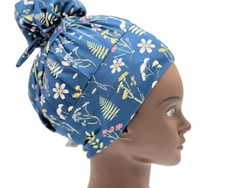植物柄のブルーの美しい花柄スクラブキャップ（ロングヘア用）、ボタン付き手術用ナース帽（ボタンはオプション）、医療・歯科用ヘアカバー。軽量。