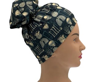 Bones & Brains ロングヘア用スクラブキャップ、ボタン付き手術看護師帽（オプション）、医療・歯科用ヘアカバー。軽量。