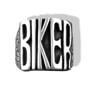 Puede incluir: Un anillo plateado con la palabra "BIKER" en letras de bloque en negrita. El anillo tiene un diseño texturizado en los lados y un fondo oscuro y empotrado para las letras, creando un contraste. El anillo está sobre un fondo blanco.