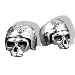 Può includere: Due anelli d'argento a forma di teschio con casco da moto. Il testo "Ride Life" è inciso sul casco. Gli anelli sono molto dettagliati e hanno una finitura lucida. Gli anelli sono probabilmente in acciaio inossidabile.