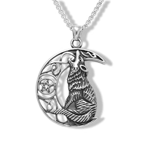 Könnte beinhalten: Ein silberfarbener Metallanhänger in Form eines Halbmondes mit einem komplizierten Ausschnittdesign. Der Anhänger zeigt einen Wolf, der den Mond anheult, mit einem kleinen Pentagramm-Symbol, das in die untere linke Seite des Halbmondrahmens integriert ist.