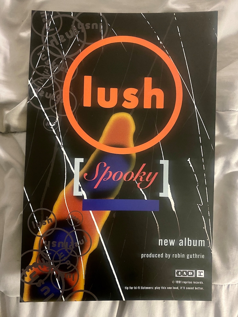 Pode incluir: Um cartaz preto e branco com um grande c&iacute;rculo laranja contendo a palavra "lush" em texto branco. O c&iacute;rculo &eacute; rodeado por c&iacute;rculos menores com a palavra "lush" em texto preto. O cartaz tamb&eacute;m apresenta o texto "Spooky" em texto branco dentro de um ret&acirc;ngulo branco. O texto "new album" e "produced by robin guthrie" tamb&eacute;m est&atilde;o inclu&iacute;dos em texto branco. O cartaz inclui o logotipo 4AD e o texto "1991 reprise records." e "tip for hi-fi listeners: play this one loud, it'll sound better."