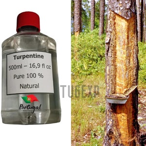 Puede incluir: Una botella de vidrio transparente de trementina, etiquetada "Trementina 500ml - 16,9 fl oz Pura 100% Natural" con una tapa roja y una bandera portuguesa. Un pino con un contenedor de metal unido a él, recogiendo savia.