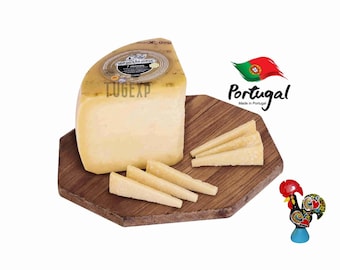 May include: A wedge of hard, yellow cheese on a wooden cutting board with several slices of the same cheese. The cheese is labeled "Queijo Sao Jorge 7 meses" and "LUGEXP". The label also has a picture of a cow. The background includes a Portuguese flag and a rooster figurine.