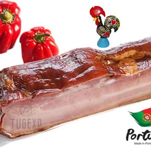 Op de afbeelding: Een close-up van een vacuümverpakt pakket gerookte varkensbuik. Het pakket is gelabeld met "TUGEXP" en heeft een rood-groene Portugese vlag met het woord "Portugal" eronder gedrukt. De vlag is op een witte achtergrond.