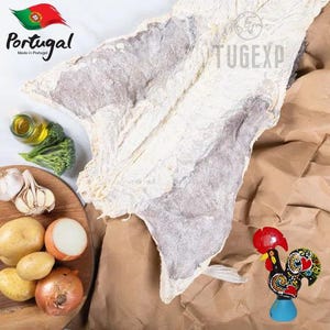 Könnte beinhalten: Getrockneter Kabeljau, auch bekannt als Bacalhau, auf braunem Papier. Der Kabeljau ist weiß und hat eine raue Textur. Das Bild zeigt auch eine portugiesische Flagge, eine Hahnfigur und Gemüse.